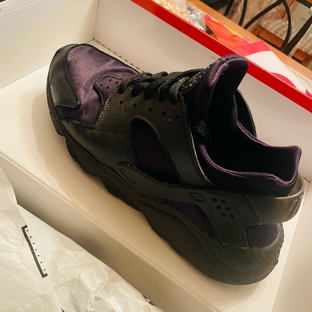 Nike  Huarache size   (11) …..mens sneakers.